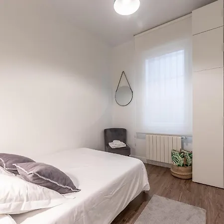Homeloving Centre With Parking Apartment *