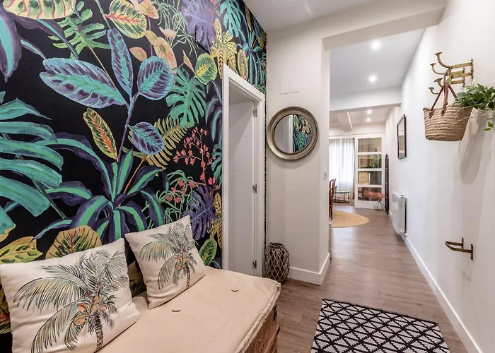 Prime Location 4Br/2Ba+ Parking Διαμέρισμα *