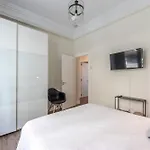 Prime Location | 4br, 2ba & Parking Apartamento *