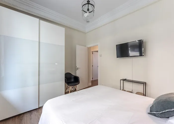 Modern 4br/2ba In Prime + Parking Appartement *