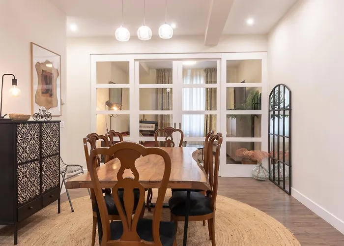 Lejlighed Prime Location 4Br/2Ba+ Parking *