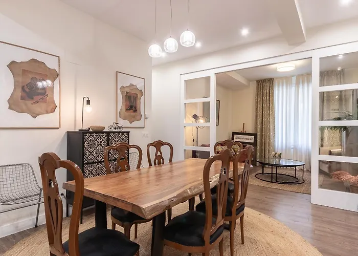 Prime Location 4Br/2Ba+ Parking Lejlighed